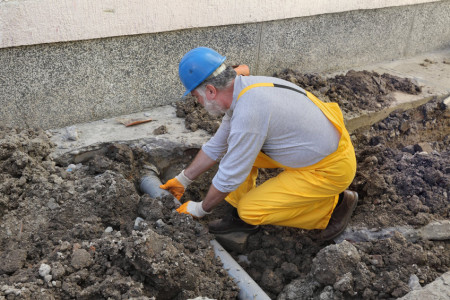 cheap plumber fixing sewerage pipe