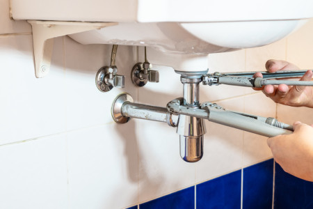 cheap plumber fixes sink siphon